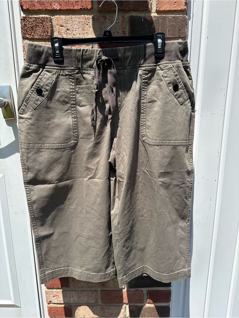 NWOT Flamingals Woman’s 2XL(14-16) Grey Straight Leg Mid Waist Capri Pants